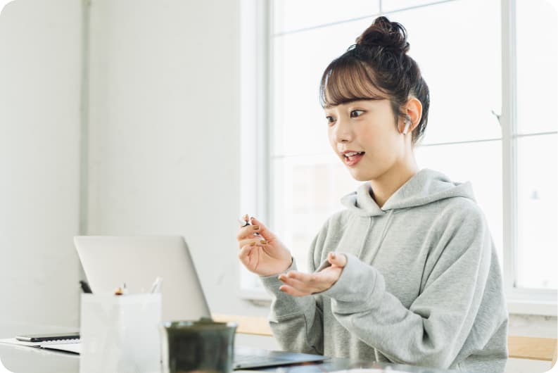 女性がパソコンの画面を見て話している様子